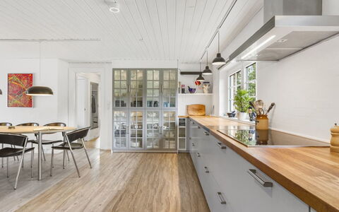 Krok - 1.2Km from the Sea: Flooring, Holzboden, Holz, Interior Design, Küche, Countertop, Fussboden, Decke, Möbel, Cabinetry