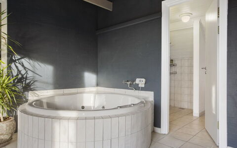 Krok - 1.2Km from the Sea: Flooring, Armatur, Fussboden, Badezimmer, Interior Design, Badewanne, Decke, Installation, Verbundwerkstoff, Fliese