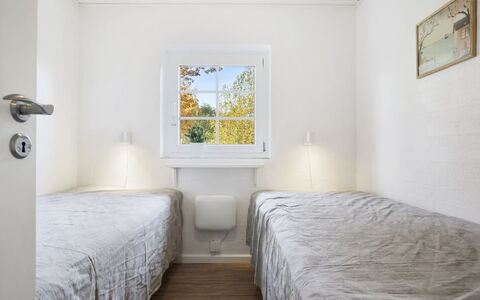 Krok - 1.2Km from the Sea: Wand, Holz, Fussboden, Flooring, Decke, Schlafzimmer, Zimmer, Bett, Bedding