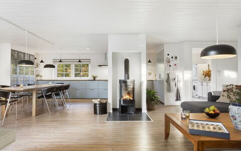 Krok - 1.2Km from the Sea: Interior Design, Flooring, Möbel, Fussboden, Holzboden, Holz, Decke, Light Fixture, Zuhause, Wohnzimmer