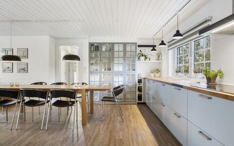Krok - 1.2Km from the Sea: Flooring, Holzboden, Holz, Möbel, Interior Design, Countertop, Küche, Fussboden, Decke, Cabinetry