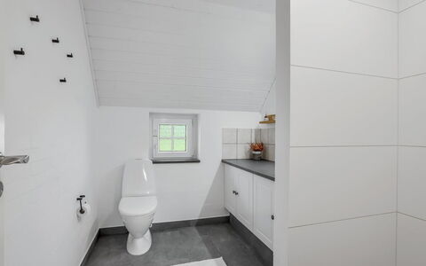 Krok - 1.2Km from the Sea: Flooring, Fussboden, Holz, Armatur, Interior Design, Decke, Badezimmer, Toilette, Installation, Fliese