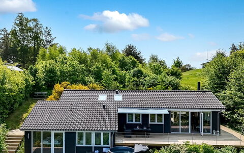 Ufej - 2.5Km from the Sea: Haus, Zuhause, Tür, Dach, Hütte, Estate, Garten, Schatten, Abstellgleis, Garten