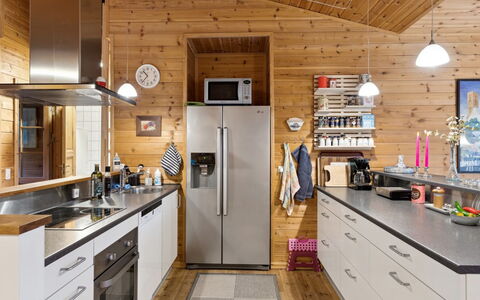 Palnir - 8Km from the Sea: Küche, Küchengerät, Countertop, Möbel, Major Appliance, Interior Design, Flooring, Holz, Cabinetry, Decke