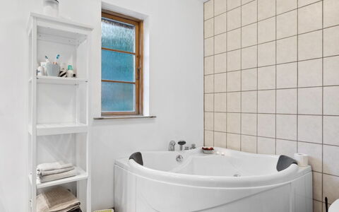 Palnir - 8Km from the Sea: Badewanne, Armatur, Flooring, Interior Design, Badezimmer, Fussboden, Zapfhahn, Installation, Sinken, Zimmer