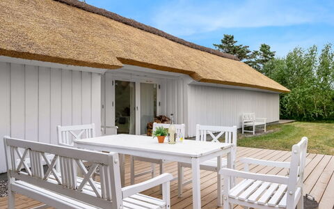 Verner - 900M from the Sea: Decke, Flooring, Interior Design, Fussboden, Verbundwerkstoff, Möbel, Resort, Hotel, Design, Daylighting