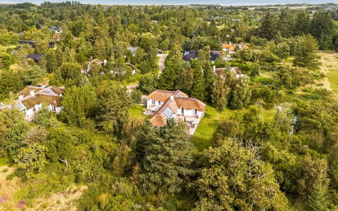 Verner - 900M from the Sea: Decke, Flooring, Interior Design, Fussboden, Verbundwerkstoff, Möbel, Resort, Hotel, Design, Daylighting