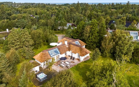 Verner - 900M from the Sea: Decke, Flooring, Interior Design, Fussboden, Verbundwerkstoff, Möbel, Resort, Hotel, Design, Daylighting