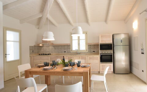 Villa Helios - Budoni, Sardegna: Eigentum, Möbel, Tabelle, Cabinetry, Stuhl, Holz, Beleuchtung, Interior Design, Küche, Fenster