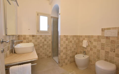 Villa Helios - Budoni, Sardegna: Sinken, Spiegel, Badezimmer, Armatur, Lila, Bad Sink, Fussboden, Flooring, Zapfhahn