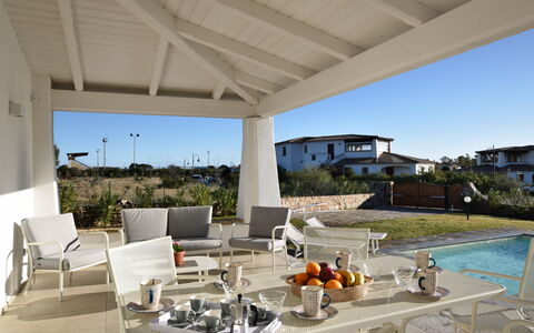 Villa Helios - Budoni, Sardegna: Himmel, Wasser, Blumentopf, Stuhl, Pflanze, Schatten, Gartenmöbel, Gebäude, Zimmerpflanze, Wohngebiet