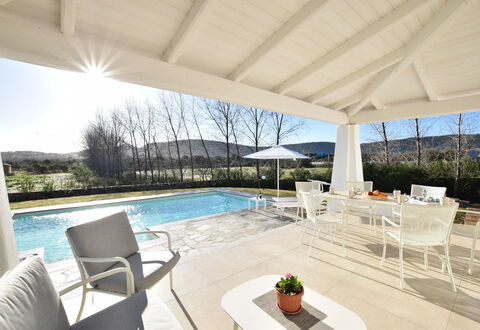 Villa Helios - Budoni, Sardegna: Wasser, Himmel, Pflanze, Eigentum, Möbel, Tabelle, Stuhl, Schwimmbad, Schatten, Fenster