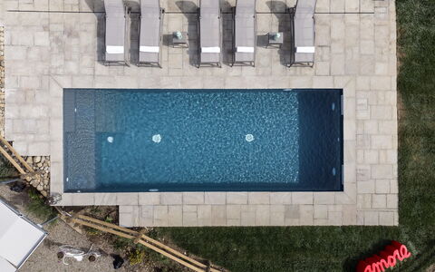 Villa Botinaccio: Wasser, Gebäude, Azurblau, Rechteck, Urban Design, Fassade, Haus, Backstein, Grundeigentum, Wahrzeichen