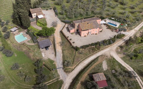 Villa Botinaccio: Gebäude, Eigentum, Grundstueck, Urban Design, Pflanze, Wohngebiet, Landschaft, Nachbarschaft, Grundeigentum, Ländliches Gebiet
