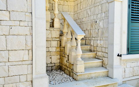 Villa Rosarno: Treppe, Gebäude, Mauerwerk, Die Architektur, Holz, Backstein, Flooring, Tür, Fassade, Steinwand