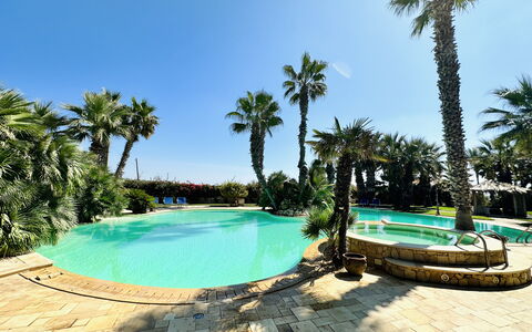 Villa Rosarno: Wasser, Pflanze, Himmel, Eigentum, Schwimmbad, Baum, Azurblau, Schatten, Gewässer, Arecales