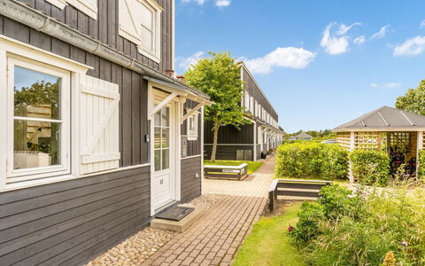 Milly - 150M to the Fjord: Möbel, Interior Design, Flooring, Fussboden, Decke, Zimmer, Stuhl, Tabelle, Wohnung, Küche & Esszimmer Tisch