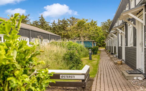 Milly - 150M to the Fjord: Möbel, Interior Design, Flooring, Fussboden, Decke, Zimmer, Stuhl, Tabelle, Wohnung, Küche & Esszimmer Tisch