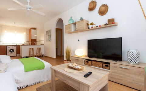 Om: Möbel, Tabelle, Eigentum, Couch, Holz, Fernsehen, Wohnzimmer, Komfort, Bilderrahmen, Interior Design