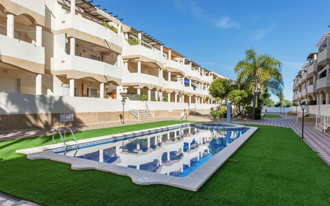 Om: Himmel, Gebäude, Eigentum, Pflanze, Azurblau, Baum, Schwimmbad, Fenster, Urban Design, Eigentumswohnung