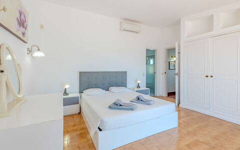 Libertos V4 - Vip Properties: Interior Design, Flooring, Fussboden, Möbel, Decke, Zimmer, Schlafzimmer, Wohnung, Bett, Bedding
