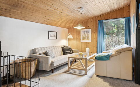 Suri - 200M to the Fjord: Möbel, Interior Design, Flooring, Fussboden, Decke, Zimmer, Stuhl, Tabelle, Wohnung, Küche & Esszimmer Tisch
