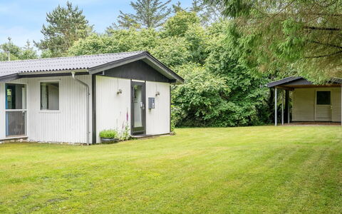 Suri - 200M to the Fjord: Möbel, Interior Design, Flooring, Fussboden, Decke, Zimmer, Stuhl, Tabelle, Wohnung, Küche & Esszimmer Tisch