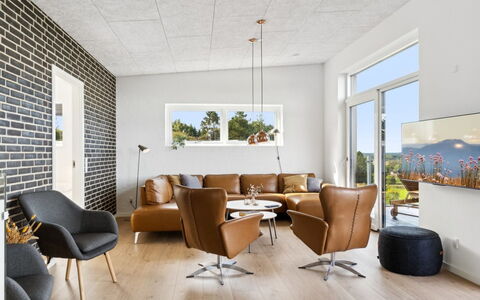 Ann - 1.3Km from the Sea: Möbel, Interior Design, Flooring, Wand, Fussboden, Holz, Stuhl, Wohnzimmer, Decke, Beleuchtung