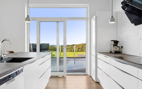 Ann - 1.3Km from the Sea: Küche, Countertop, Flooring, Küchengerät, Fussboden, Interior Design, Holz, Möbel, Holzboden, Cabinetry