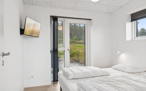 Ann - 1.3Km from the Sea: Wand, Holz, Decke, Interior Design, Schlafzimmer, Zuhause, Bett, Zimmer, Wohnung, Bettrahmen