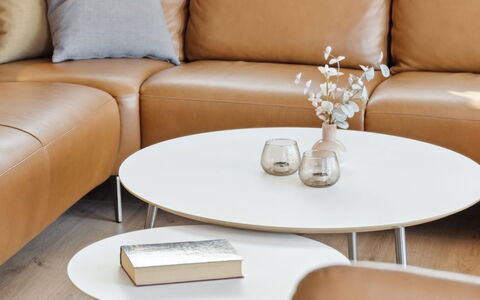 Ann - 1.3Km from the Sea: Wohnzimmer, Holzboden