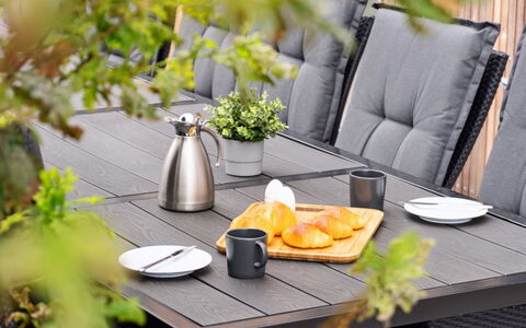 Ann - 1.3Km from the Sea: Geschirr, Essen, Tisch Im Freien, Dishware, Servierware, Gartenmöbel, Blumentopf, Planke