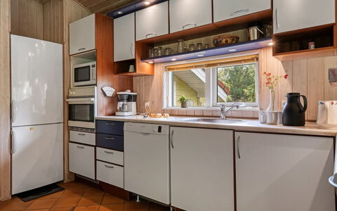 Unto - 100M from the Sea: Küche, Küchengerät, Countertop, Major Appliance, Cabinetry, Interior Design, Holz, Flooring, Möbel, Haushaltsgerät