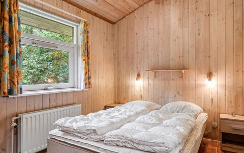 Unto - 100M from the Sea: Schlafzimmer, Holz, Bett, Bettdecke, Bedding, Decke, Interior Design, Bettrahmen, Zuhause, Zimmer