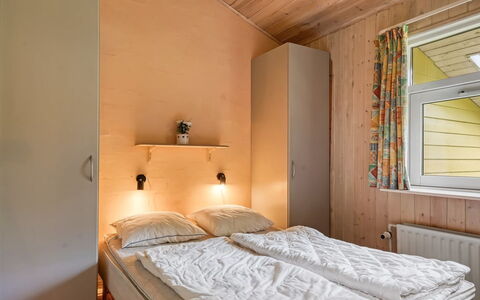Unto - 100M from the Sea: Wand, Holz, Schlafzimmer, Interior Design, Bett, Fussboden, Flooring, Decke, Bettdecke, Zimmer