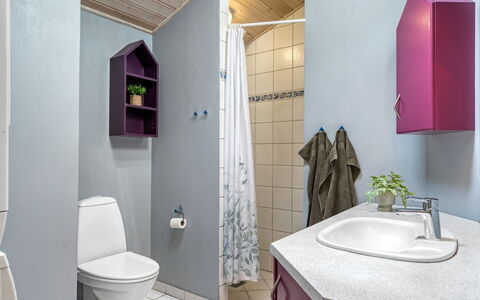 Unto - 100M from the Sea: Armatur, Flooring, Interior Design, Badezimmer, Fussboden, Sinken, Toilette, Installation, Zapfhahn, Zimmer