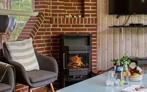 Unto - 100M from the Sea: Möbel, Interior Design, Flooring, Holz, Feuerstelle, Stuhl, Fussboden, Wohnzimmer, Zuhause, Zimmer