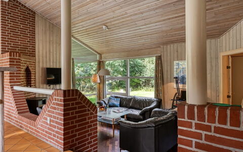 Unto - 100M from the Sea: Holz, Flooring, Interior Design, Decke, Fussboden, Möbel, Wohnzimmer, Couch, Zimmer, Holzbeize
