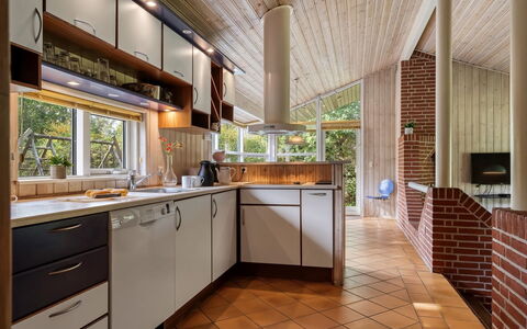 Unto - 100M from the Sea: Küche, Interior Design, Countertop, Flooring, Holz, Decke, Light Fixture, Küchengerät, Cabinetry, Möbel