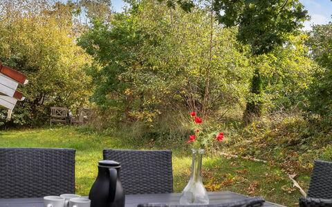 Unto - 100M from the Sea: Blatt, Möbel, Gartenmöbel, Strauch, Stuhl, Garten, Tisch Im Freien, Frühling, Sonnenlicht, Schatten