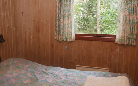 Friis - 100M from the Sea: Holz, Schlafzimmer, Interior Design, Möbel, Fussboden, Bett, Flooring, Bettdecke, Zimmer, Bedding
