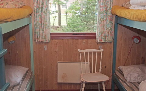 Friis - 100M from the Sea: Holz, Möbel, Schlafzimmer, Interior Design, Bett, Bettdecke, Etagenbett, Bedding, Zimmer, Fussboden