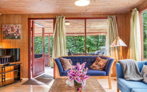 Friis - 100M from the Sea: Möbel, Interior Design, Flooring, Holz, Couch, Fussboden, Decke, Zimmer, Wohnzimmer, Beleuchtung