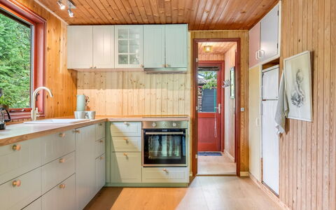 Friis - 100M from the Sea: Flooring, Holz, Interior Design, Küche, Fussboden, Decke, Küchengerät, Countertop, Major Appliance, Cabinetry