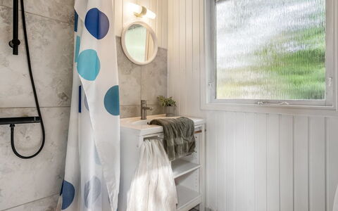 Friis - 100M from the Sea: Interior Design, Armatur, Badezimmer, Flooring, Fussboden, Zimmer, Installation, Linens, Decke, Zapfhahn