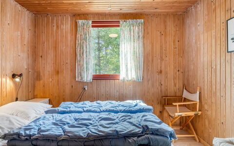 Friis - 100M from the Sea: Interior Design, Holz, Flooring, Fussboden, Schlafzimmer, Möbel, Decke, Bett, Bettdecke, Zimmer