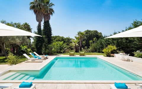 Casa Fiore - Salemi, Sicilia: Wasser, Pflanze, Eigentum, Himmel, Schwimmbad, Azurblau, Natur, Baum, Schatten, Gras