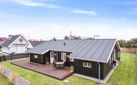 Svante - 600M from the Sea: Decke, Flooring, Interior Design, Fussboden, Verbundwerkstoff, Möbel, Resort, Hotel, Design, Daylighting
