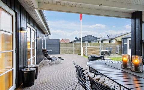 Svante - 600M from the Sea: Decke, Flooring, Interior Design, Fussboden, Verbundwerkstoff, Möbel, Resort, Hotel, Design, Daylighting