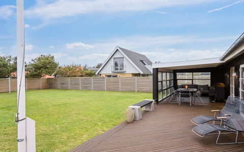 Svante - 600M from the Sea: Decke, Flooring, Interior Design, Fussboden, Verbundwerkstoff, Möbel, Resort, Hotel, Design, Daylighting